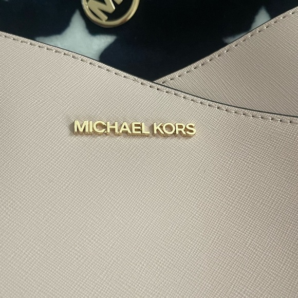 Michael Kors Jet Set Tote and Wallet - Picture 2 of 14